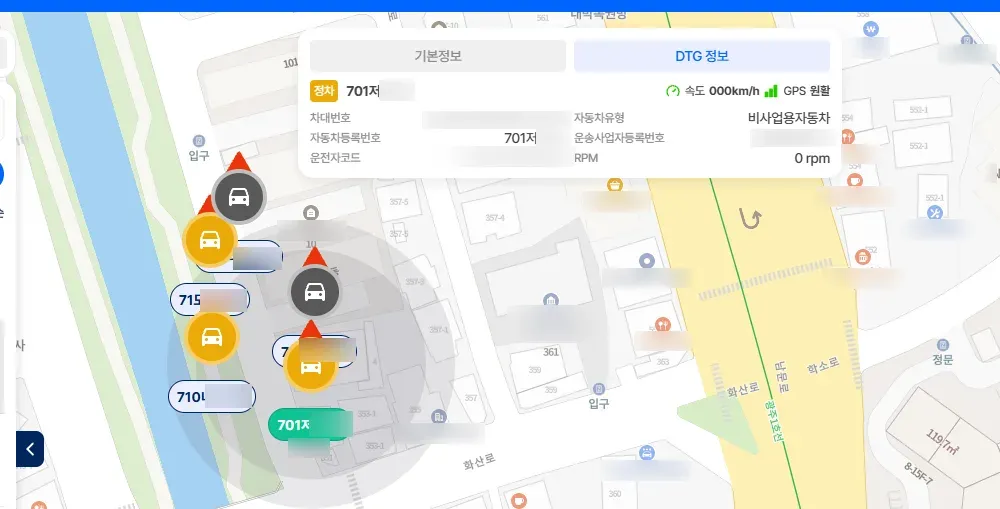 지도 위에 구급차 위치가 표시되고 선택한 차량의 DTG 정보 창이 열려 있는 아이오티플렉스 관제 화면